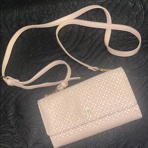 Elegant Cream Tommy Hilfiger Crossbody Bag